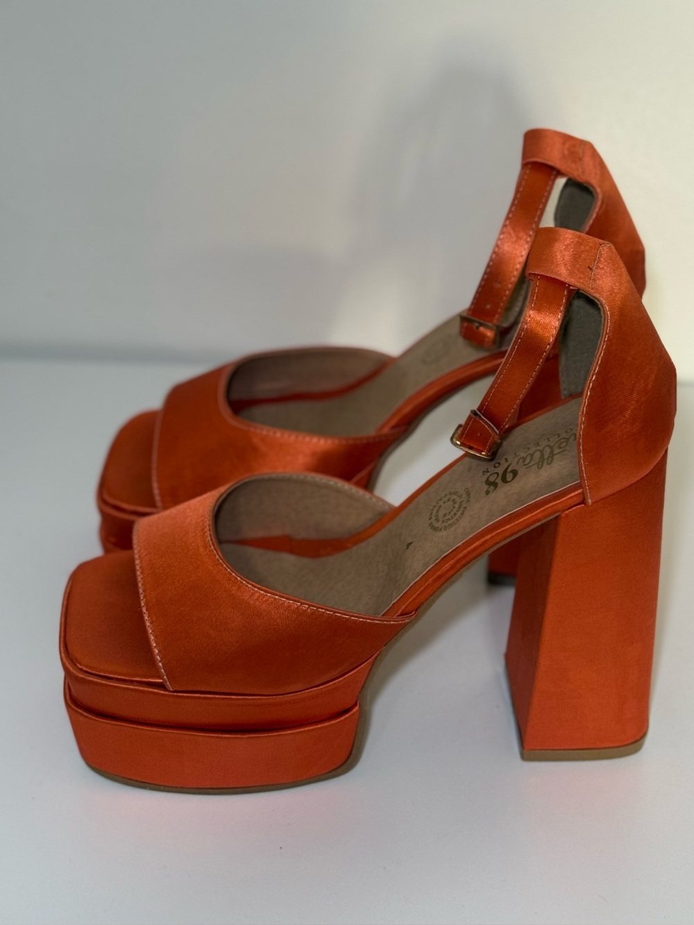 NWOT ! Orange Satin Platform Heel Sandals Party Cocktail Size 7